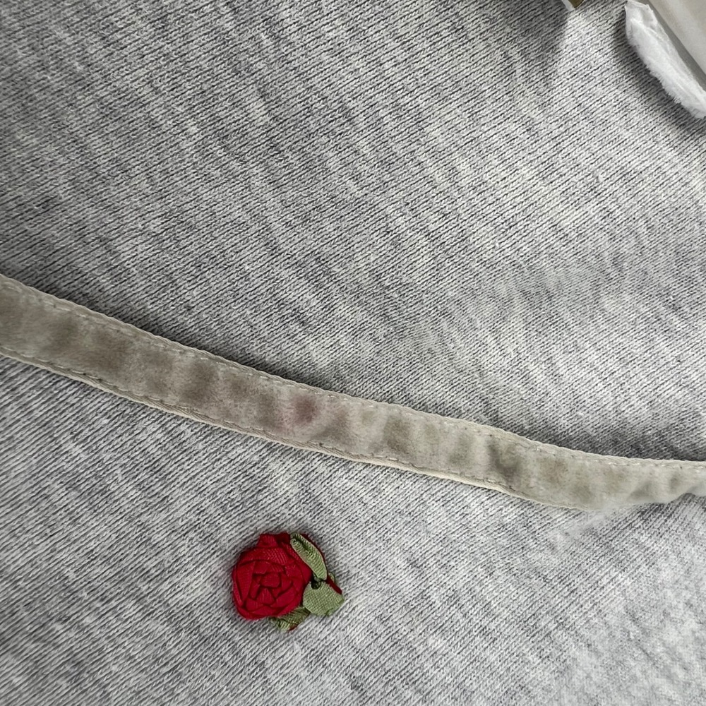 Liz Claiborne Lizwear Vintage Gray Ribbon Rose Baby Tee V-Neck T-Shirt Small - Picture 7 of 8